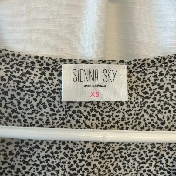 Sienna Sky Black and white blouse size XS - Picture 2 of 9